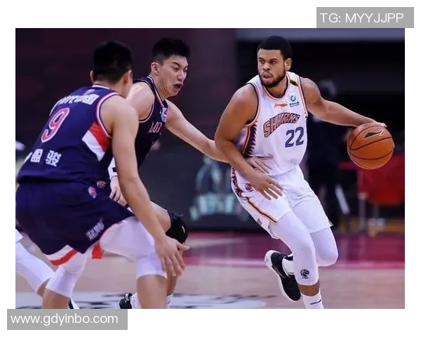 上海篮球队团队协作引发热议球迷对战术配合与球员默契提出质疑