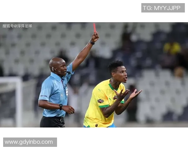 足球明星被困酒店引发粉丝围堵事件现场混乱不堪 足球明星被困酒店引发粉丝围堵事件现场混乱不堪