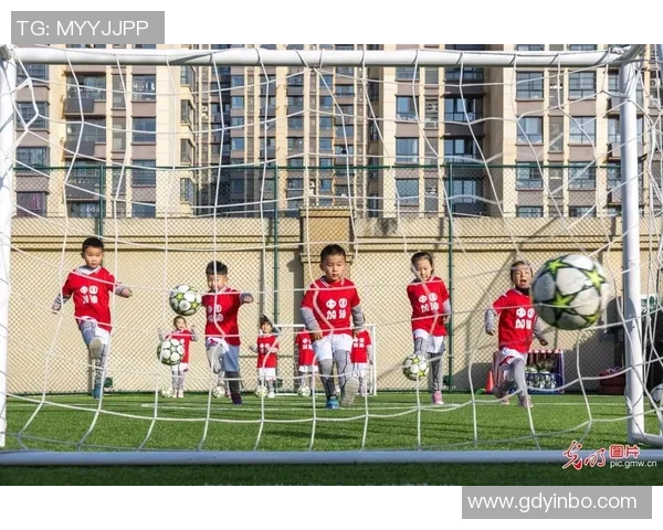 中学生足球服的选择与搭配技巧助力校园足球运动发展 中学生足球服的选择与搭配技巧助力校园足球运动发展