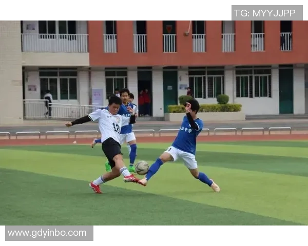 在阳光明媚的日子里畅享踢足球的快乐与友谊在操场上尽情挥洒青春活力