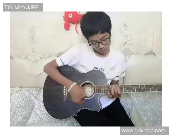 青春与梦想交织足球球衣少女的追逐与成长之路 青春与梦想交织足球球衣少女的追逐与成长之路